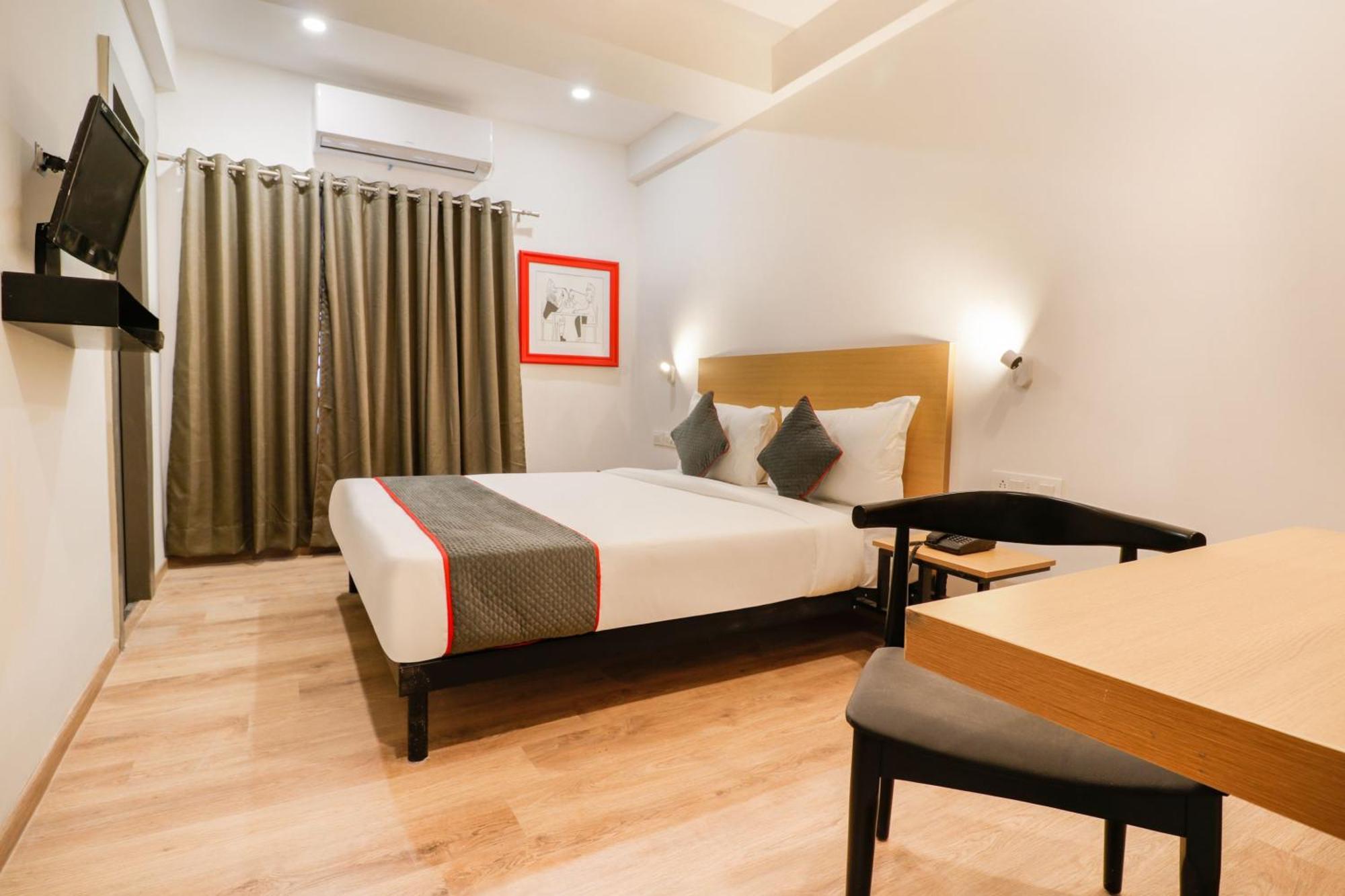 Hotel Townhouse South Tukoganj 4*