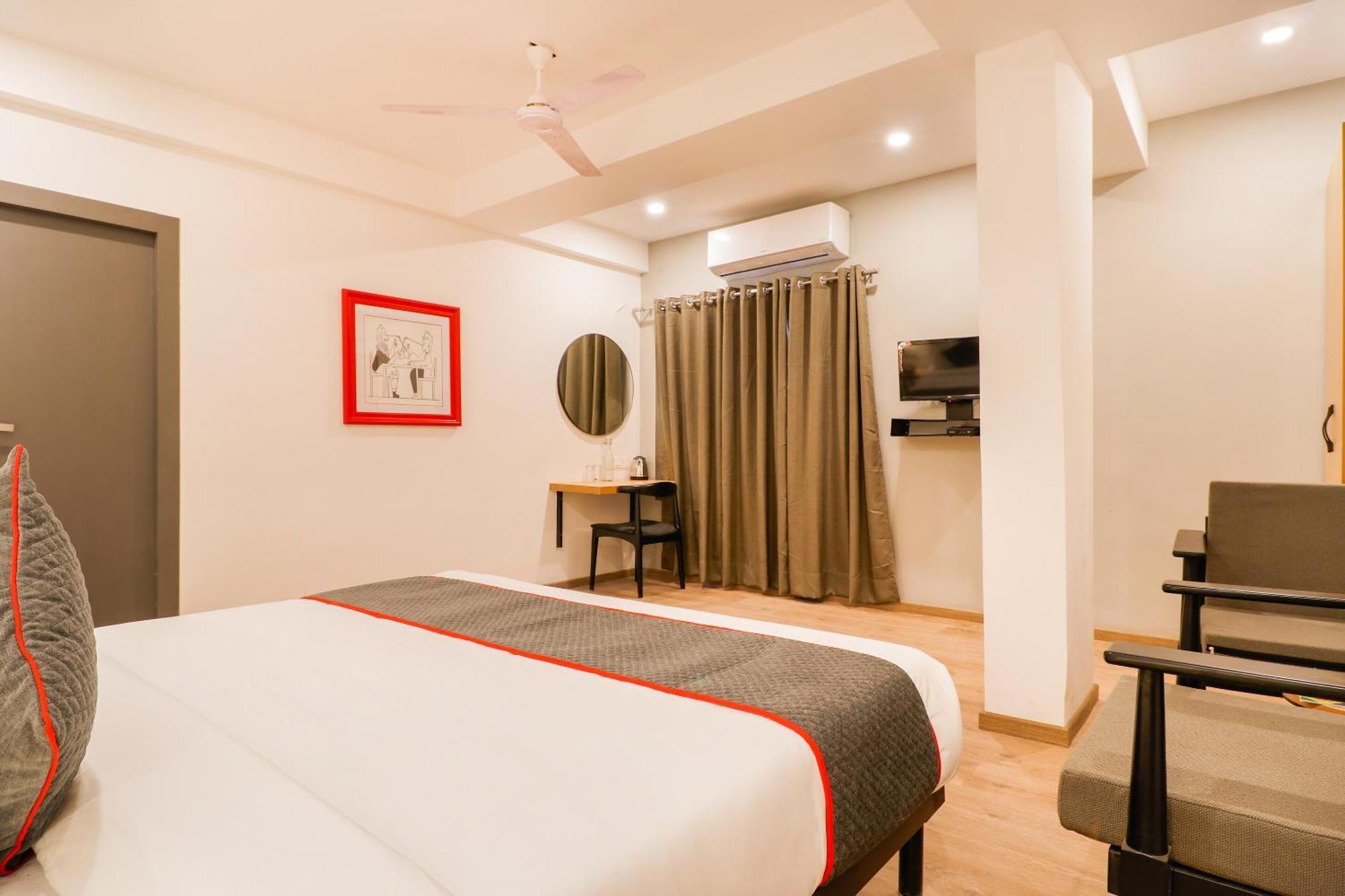 Townhouse South Tukoganj Hotel 4*