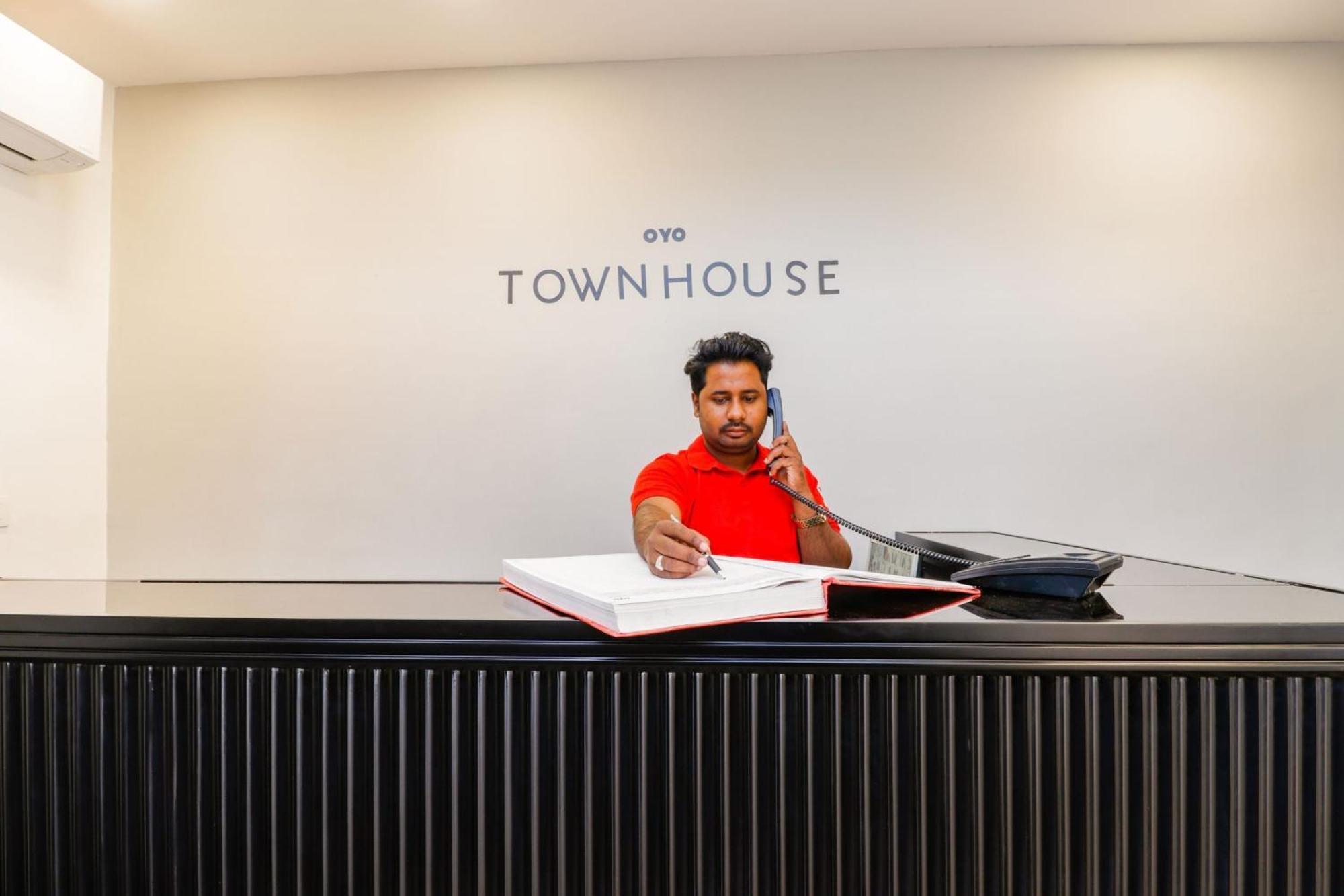 Townhouse South Tukoganj Hotel 4*