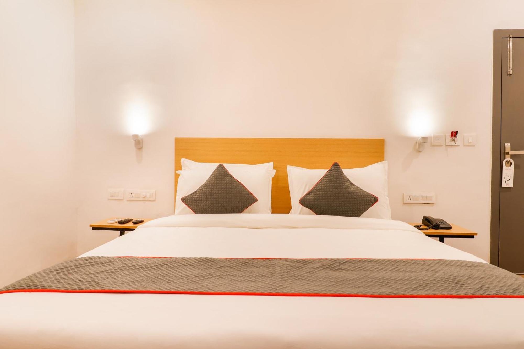 Hotel Townhouse South Tukoganj 4*